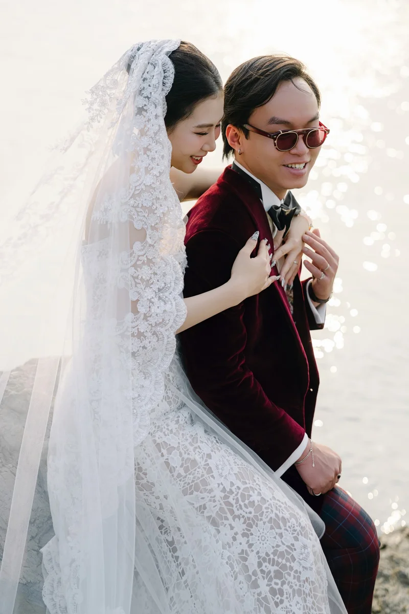 Chú rể Nam Anh — Tuxedo Printemps Velvet Đỏ Bordeaux, khoảnh khắc 28