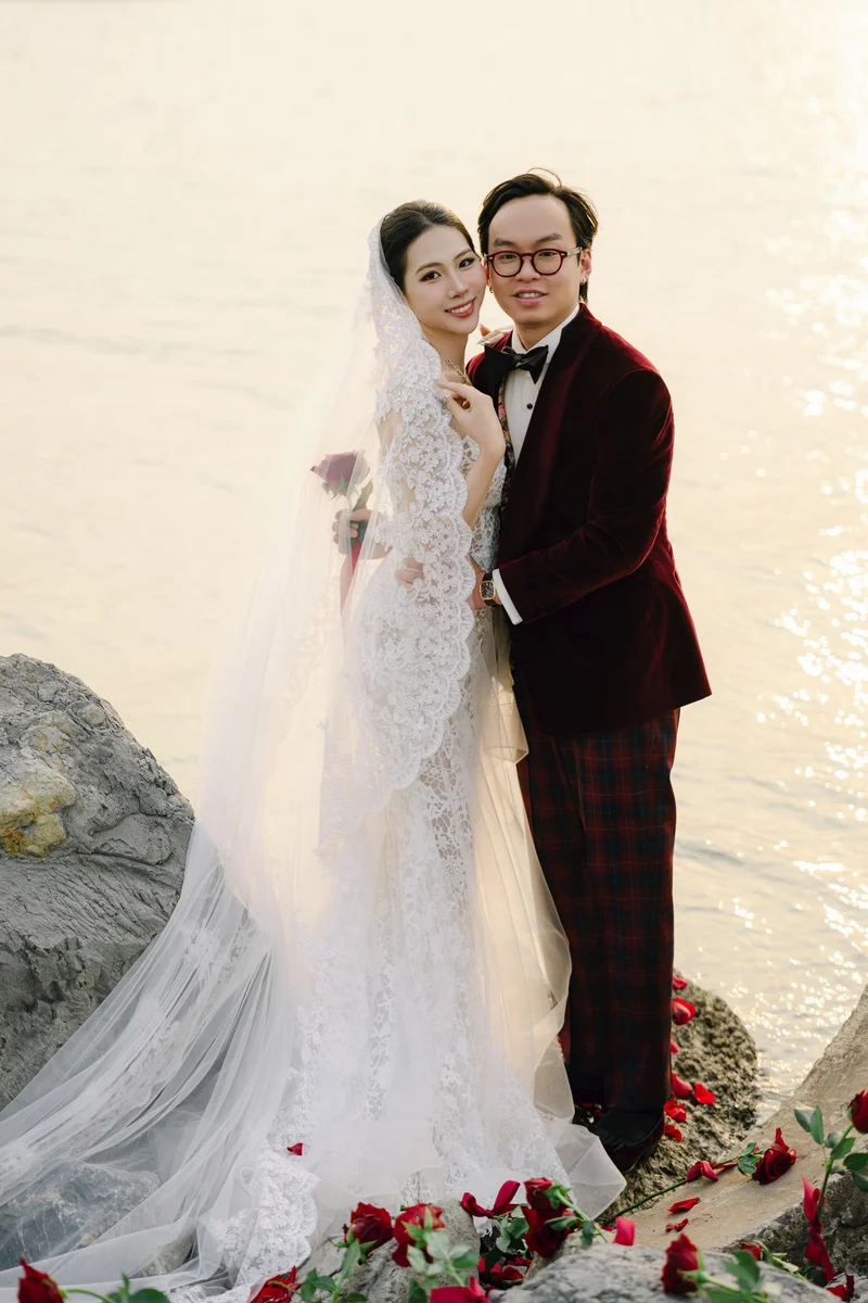 Chú rể Nam Anh — Tuxedo Printemps Velvet Đỏ Bordeaux, khoảnh khắc 44