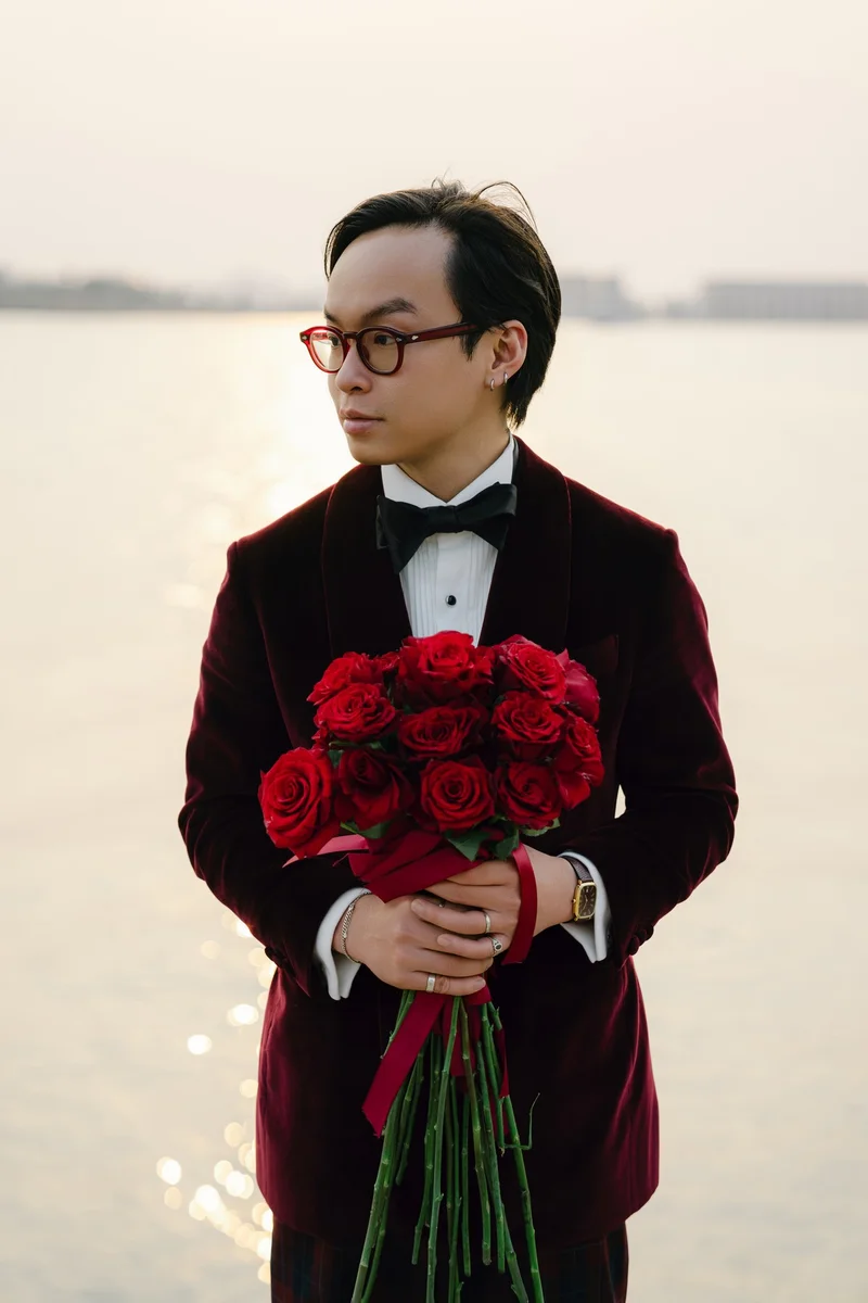 Chú rể Nam Anh — Tuxedo Printemps Velvet Đỏ Bordeaux, khoảnh khắc 46
