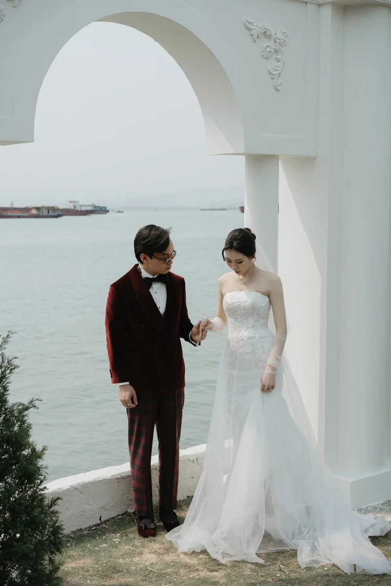 Chú rể Nam Anh — Tuxedo Printemps Velvet Đỏ Bordeaux, khoảnh khắc 78