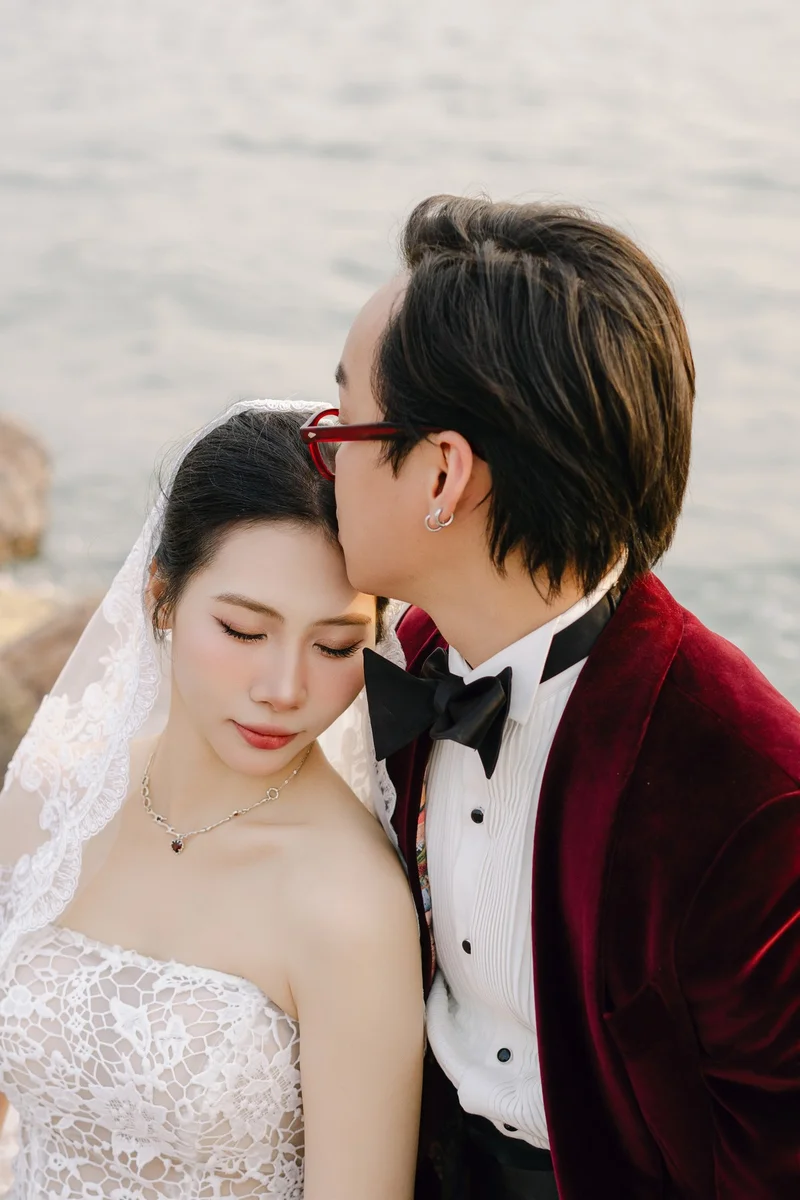 Chú rể Nam Anh — Tuxedo Printemps Velvet Đỏ Bordeaux, khoảnh khắc 85