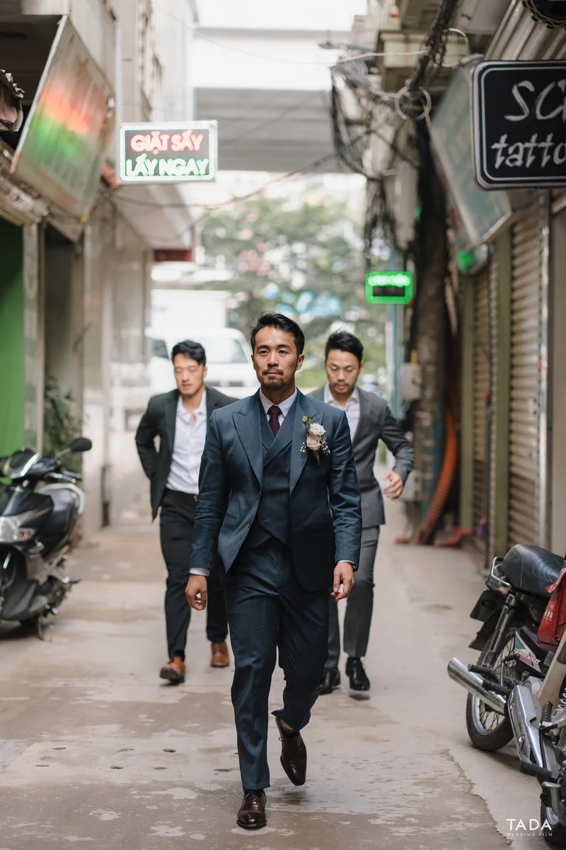 Chú rể Đức Tiệp — Holland & Sherry Xanh Navy, khoảnh khắc 11