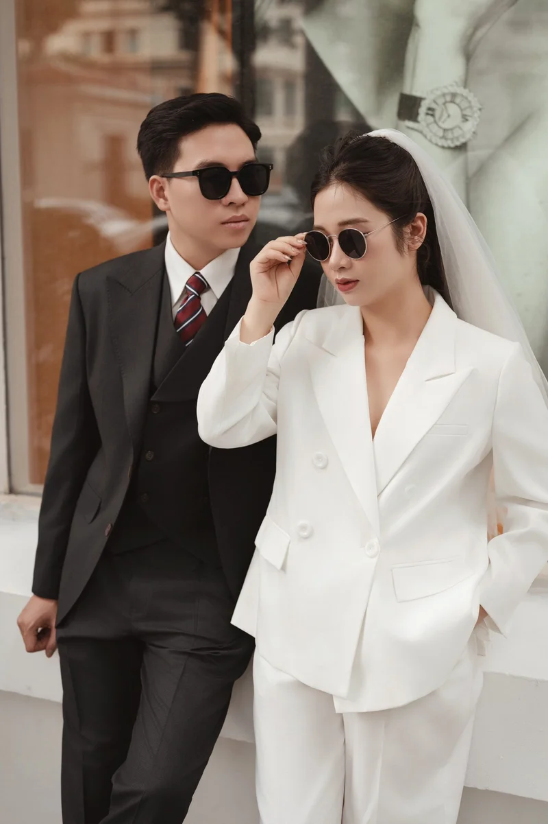 Chú rể Thành Trung — Nobility Ghi Tối — Suit 3 Mảnh, khoảnh khắc 1