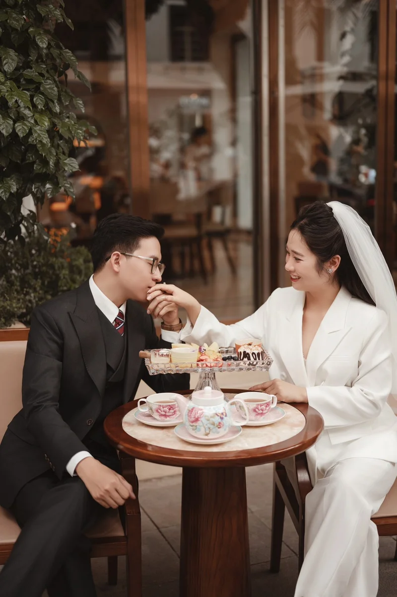 Chú rể Thành Trung — Nobility Ghi Tối — Suit 3 Mảnh, khoảnh khắc 2