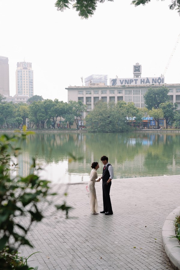 Hàng cây ven hồ