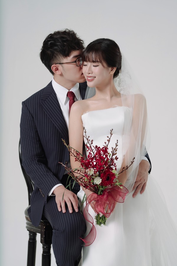 Khoảnh khắc ngọt ngào bên cô dâu