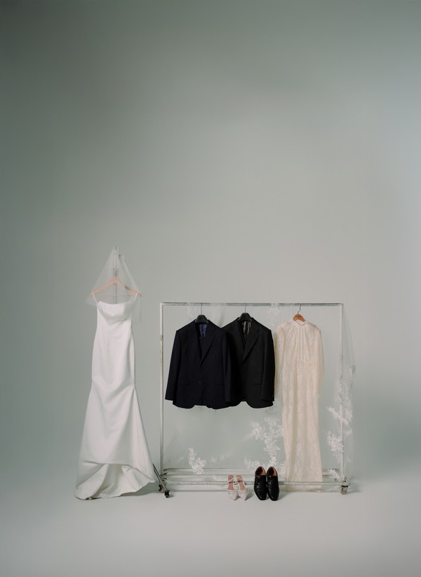 Toàn cảnh góc thử đồ atelier với bộ suit và váy cưới