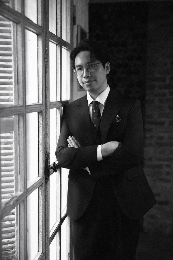 Bóng lưng đĩnh đạc nhìn qua ô cửa kính chia ô