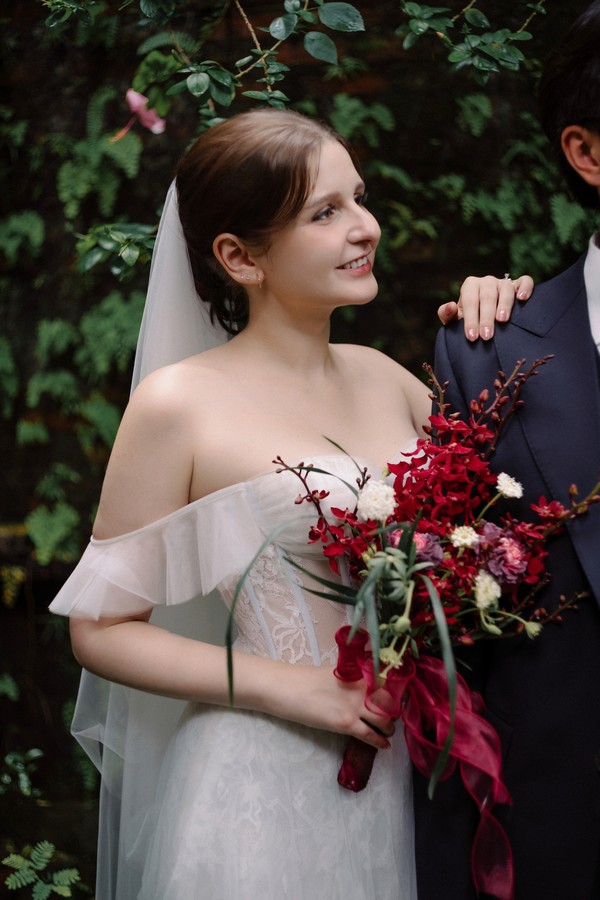 Bó hoa cưới rực rỡ bên ve áo suit
