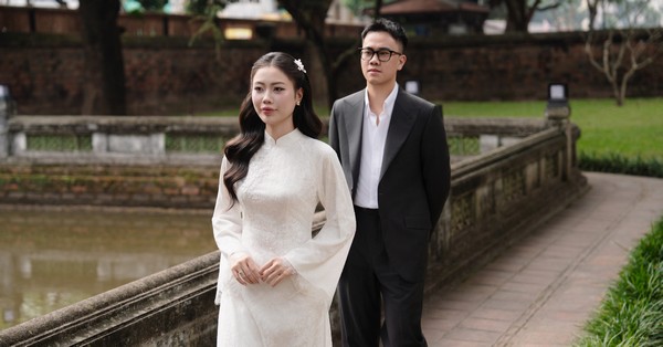 Chú rể Công Huy và cô dâu bên bậc thềm đá rêu phong