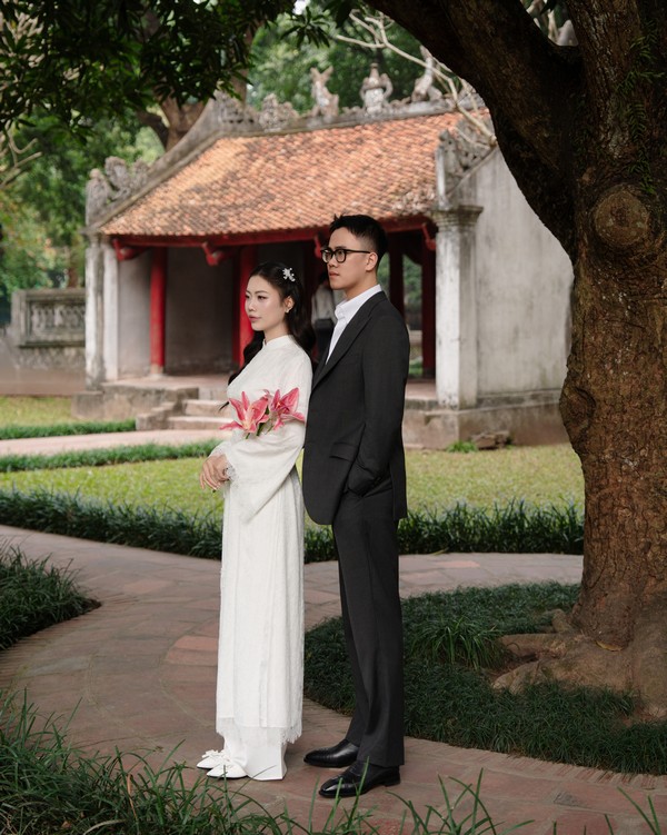 Khoảnh khắc đứng tự nhiên trước gian nhà cổ