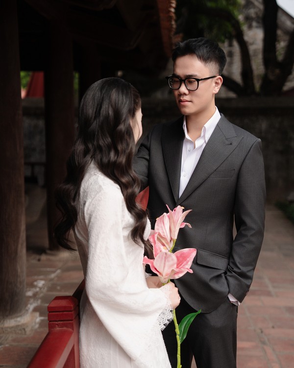 Nụ cười của cô dâu cầm bó hoa sen cầm tay