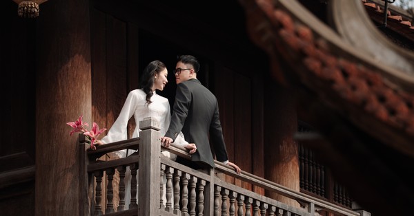 Góc chụp từ trên cao bên mái ngói vảy cá cổ