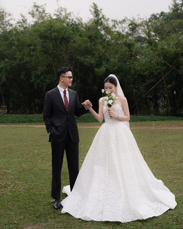 Cặp đôi sánh bước trên bãi cỏ xanh ngát