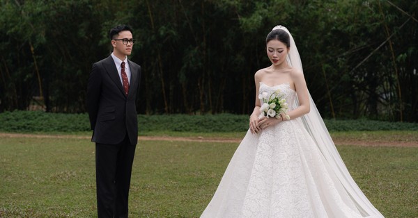 Nụ cười hạnh phúc của cô dâu trong bộ váy cưới lộng lẫy