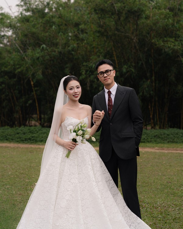 Chân dung cặp đôi nhìn thẳng ống kính
