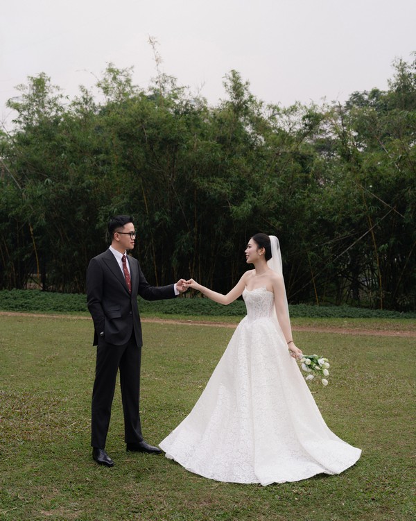 Khoảnh khắc khiêu vũ tự do trên thảm cỏ xanh