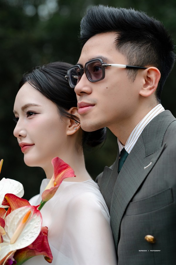 Chú rể đeo kính râm thời thượng bên cô dâu