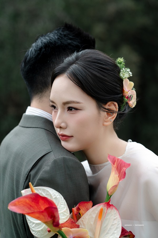 Chú rể Lê Hoàng ôm cô dâu giữa không gian rừng cây xanh