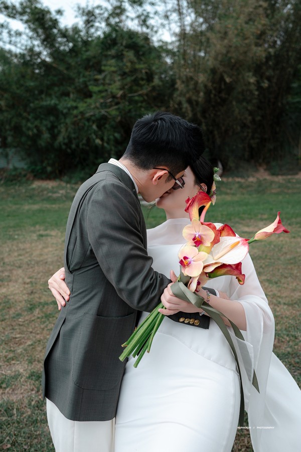 Nụ hôn ngọt ngào bên tà váy cưới