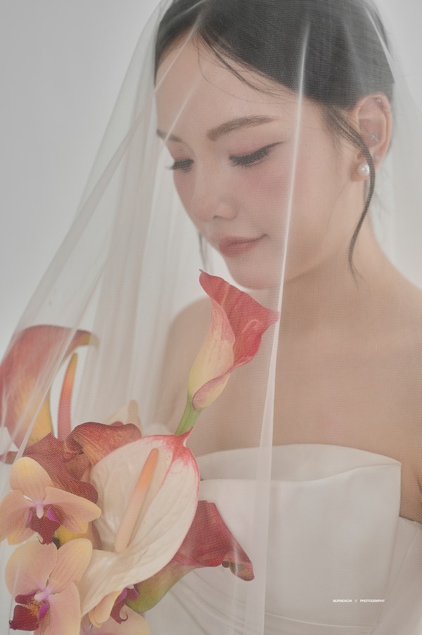 Vẻ đẹp thanh tân của cô dâu cầm đóa hoa rum
