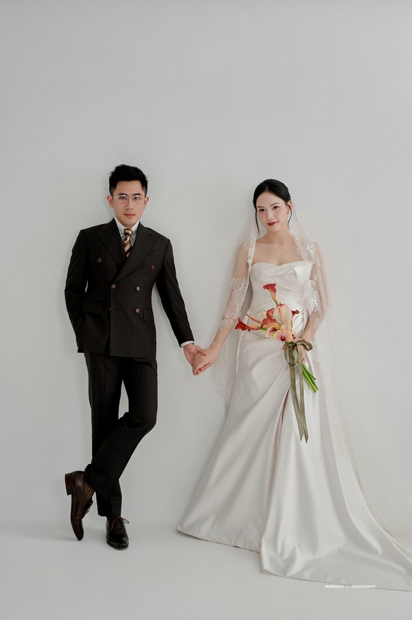 Dáng đứng toàn thân chuẩn mực cùng tà váy cưới đuôi cá