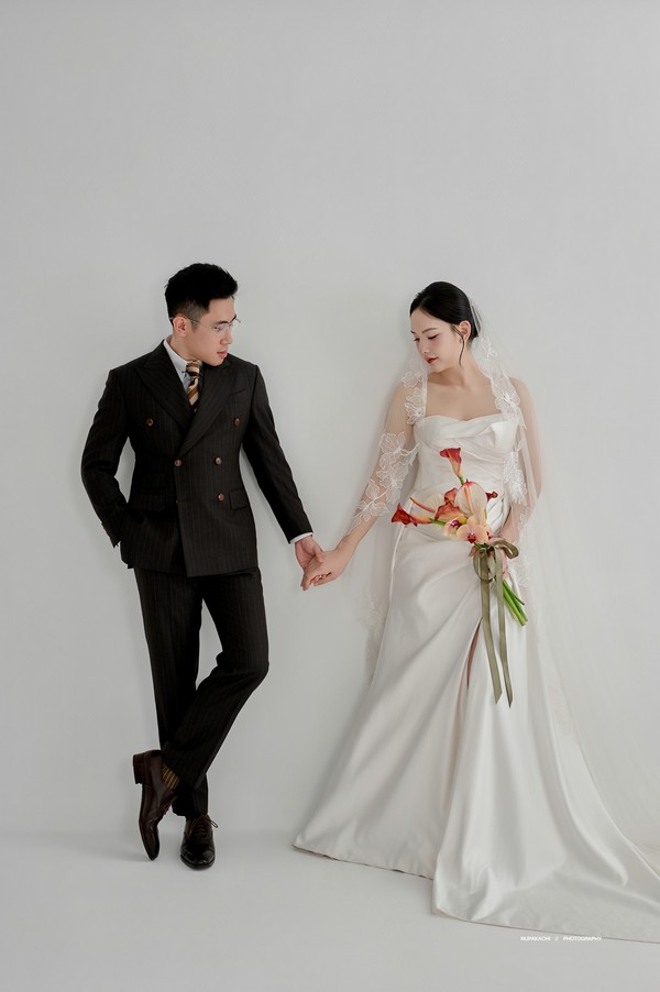 Cái nắm tay tự nhiên khi cùng bước đi