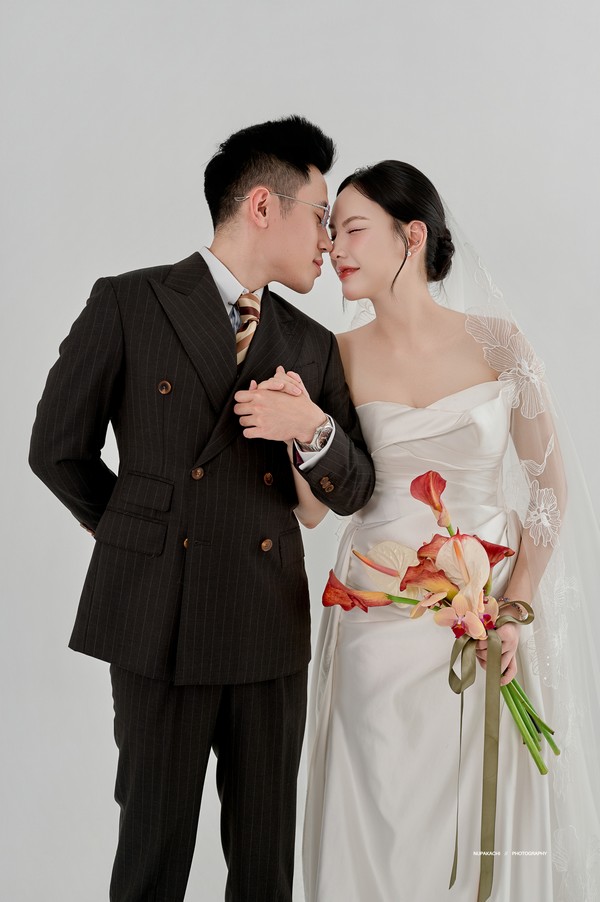 Nụ cười ấm áp của cặp đôi nhìn thẳng ống kính