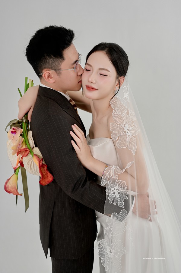 Khoảnh khắc cô dâu tựa đầu mỉm cười rạng rỡ