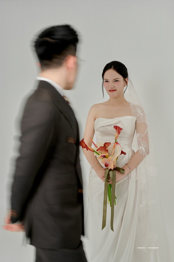 Cô dâu nhìn chú rể với ánh mắt trìu mến