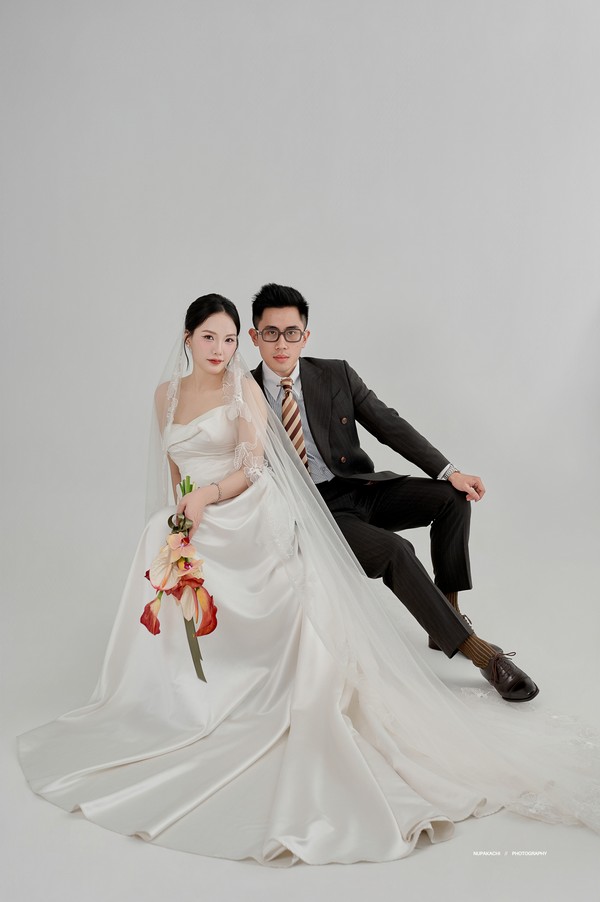 Tư thế ngồi bệt sàn studio tự nhiên, phá cách