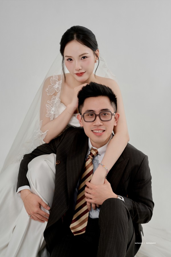 Cô dâu ôm cổ chú rể từ phía sau đầy hóm hỉnh