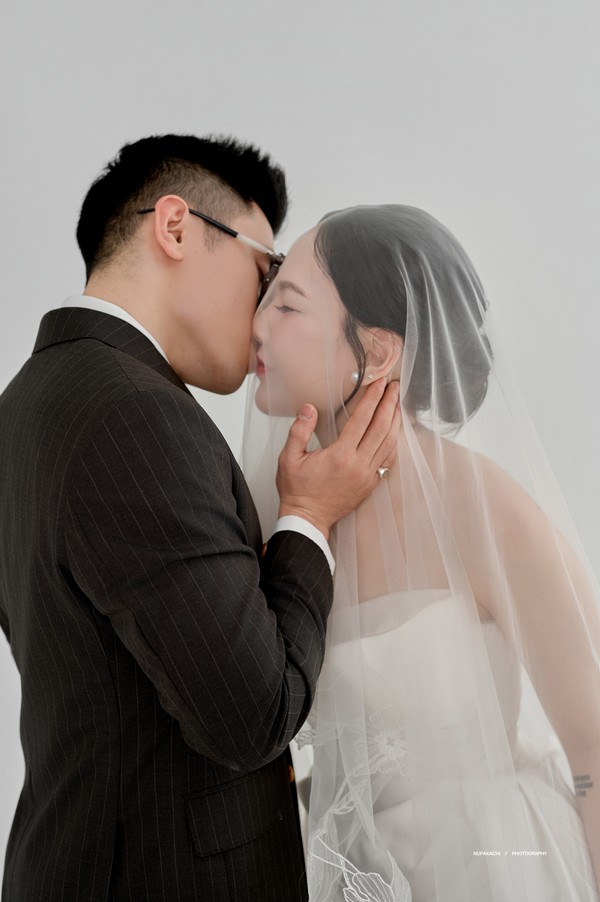 Cận cảnh nụ hôn say đắm khép lại album ảnh cưới