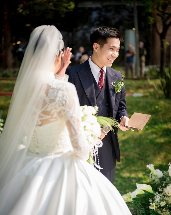 Chú rể xúc động đọc lời thề nguyện (vows) dành cho cô dâu