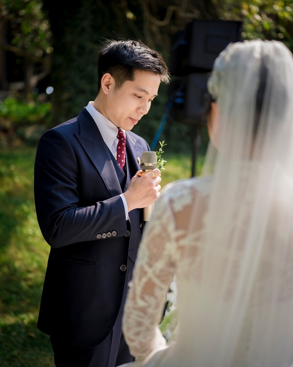 Cái nắm tay ấm áp và nụ cười dịu dàng chú rể trao cô dâu