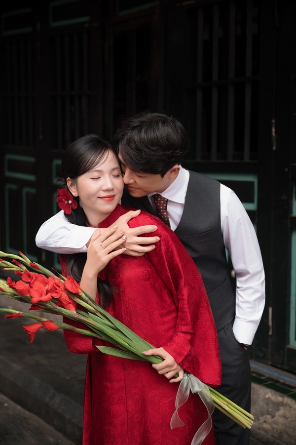 Nụ cười hạnh phúc của cặp đôi trên phố Hàng Mã