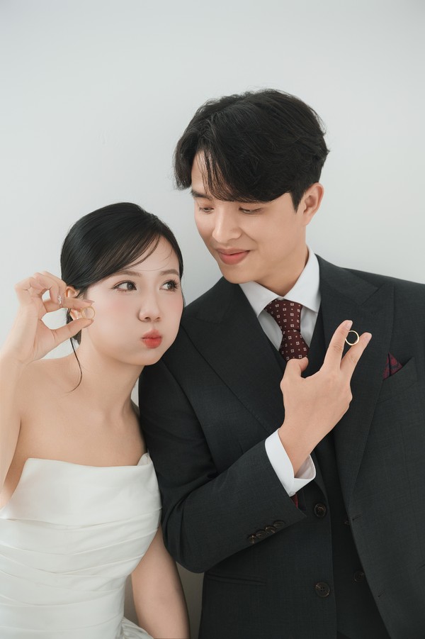 Cử chỉ hóm hỉnh, tự nhiên trước ống kính