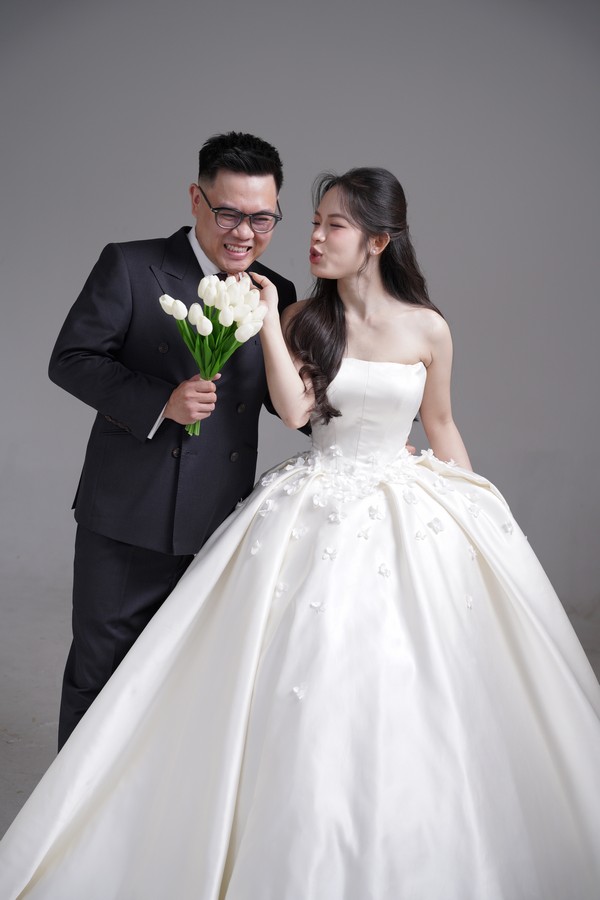 Dáng đứng đôi lứa chuẩn mực bên phông nền studio