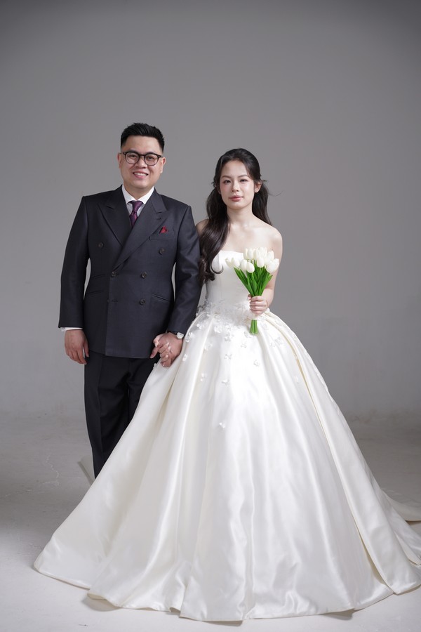 Nụ cười ấm áp của cặp đôi bên bó hoa cưới nhỏ