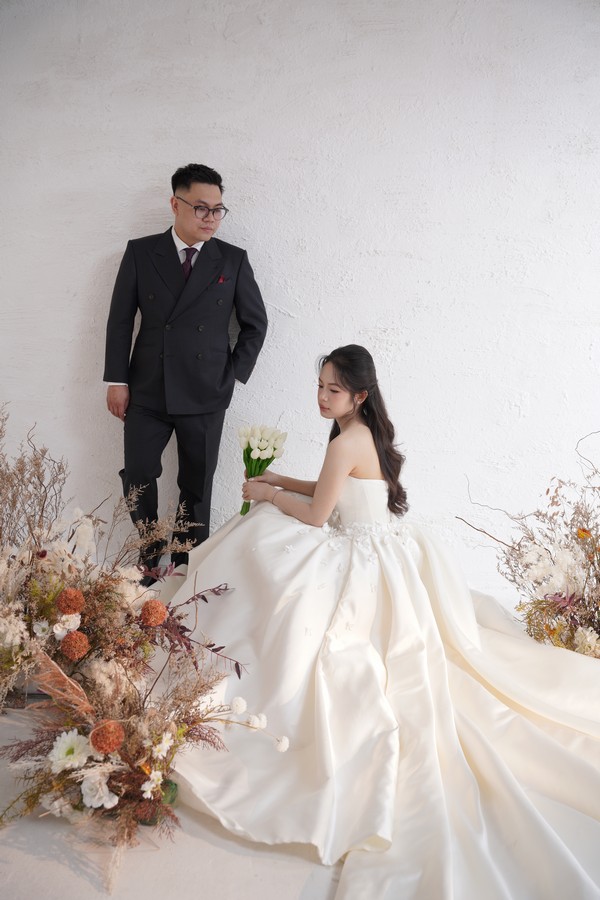 Khoảnh khắc sánh bước bên cụm hoa cỏ khô