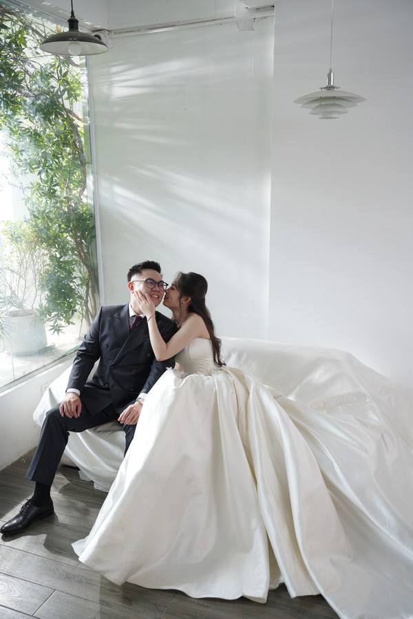 Dáng ngồi tựa bên vách kính