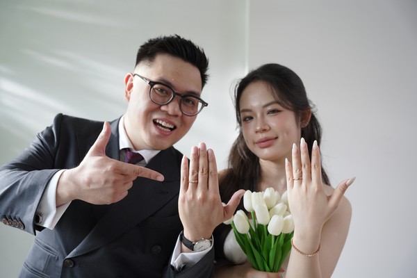 Khoảnh khắc hạnh phúc khoe cặp nhẫn cưới trước ống kính
