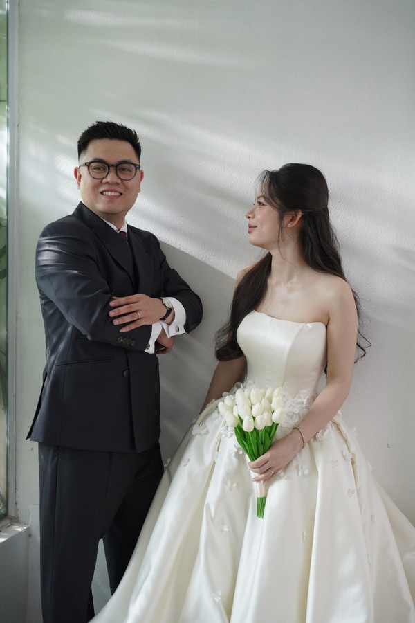 Nụ cười rạng rỡ của cặp đôi cùng nhẫn cưới