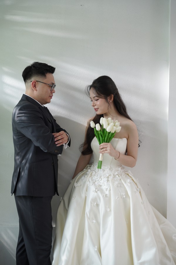 Ánh nhìn trìu mến dành cho cô dâu