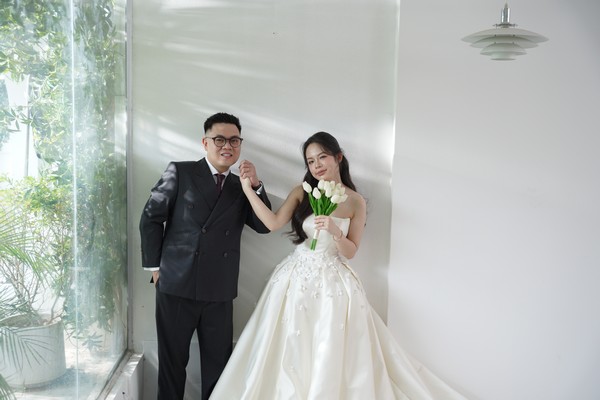 Dáng đứng lịch thiệp bên cửa sổ đón nắng