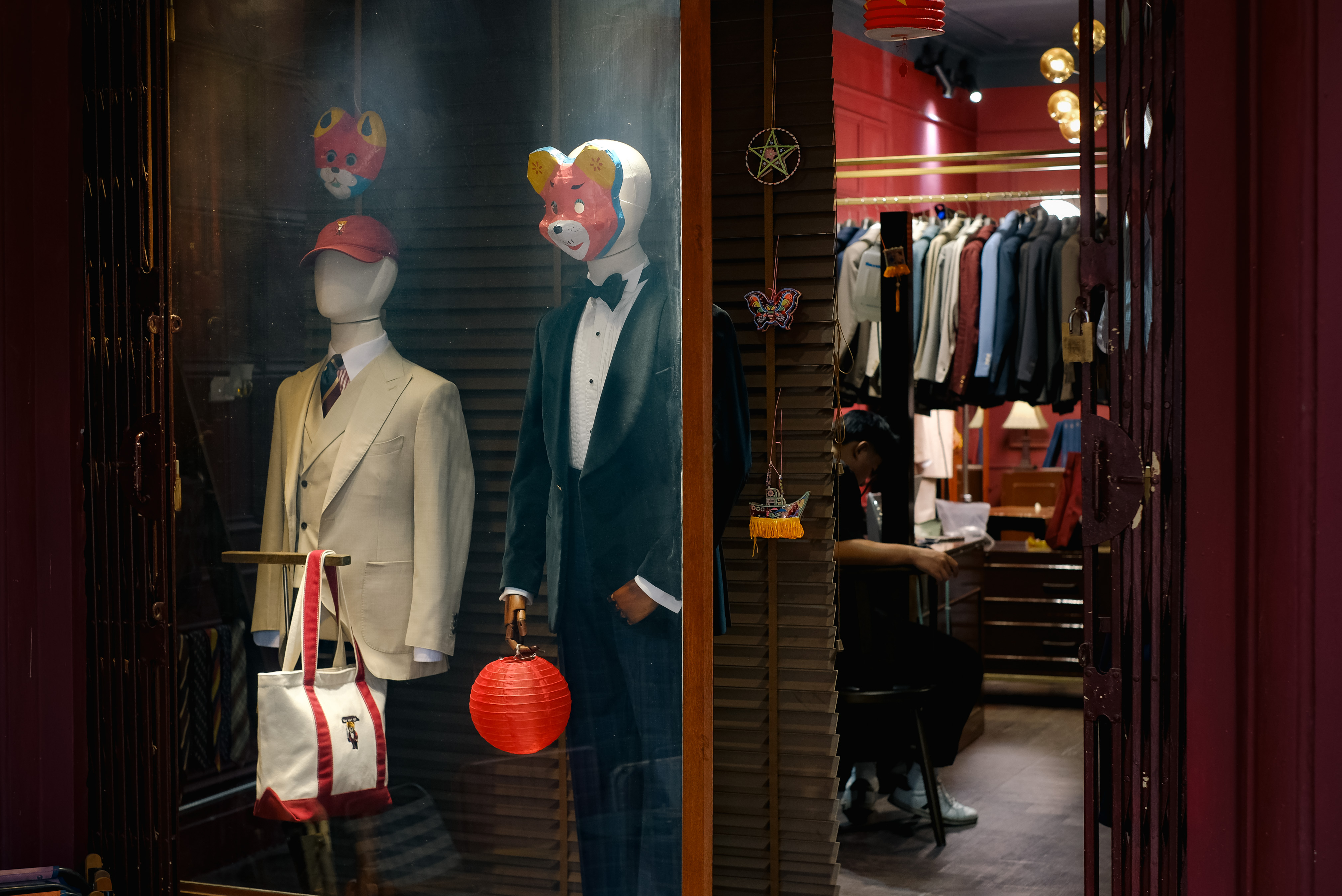 Bộ suit trưng bày bên khung cửa kính tại cửa hàng