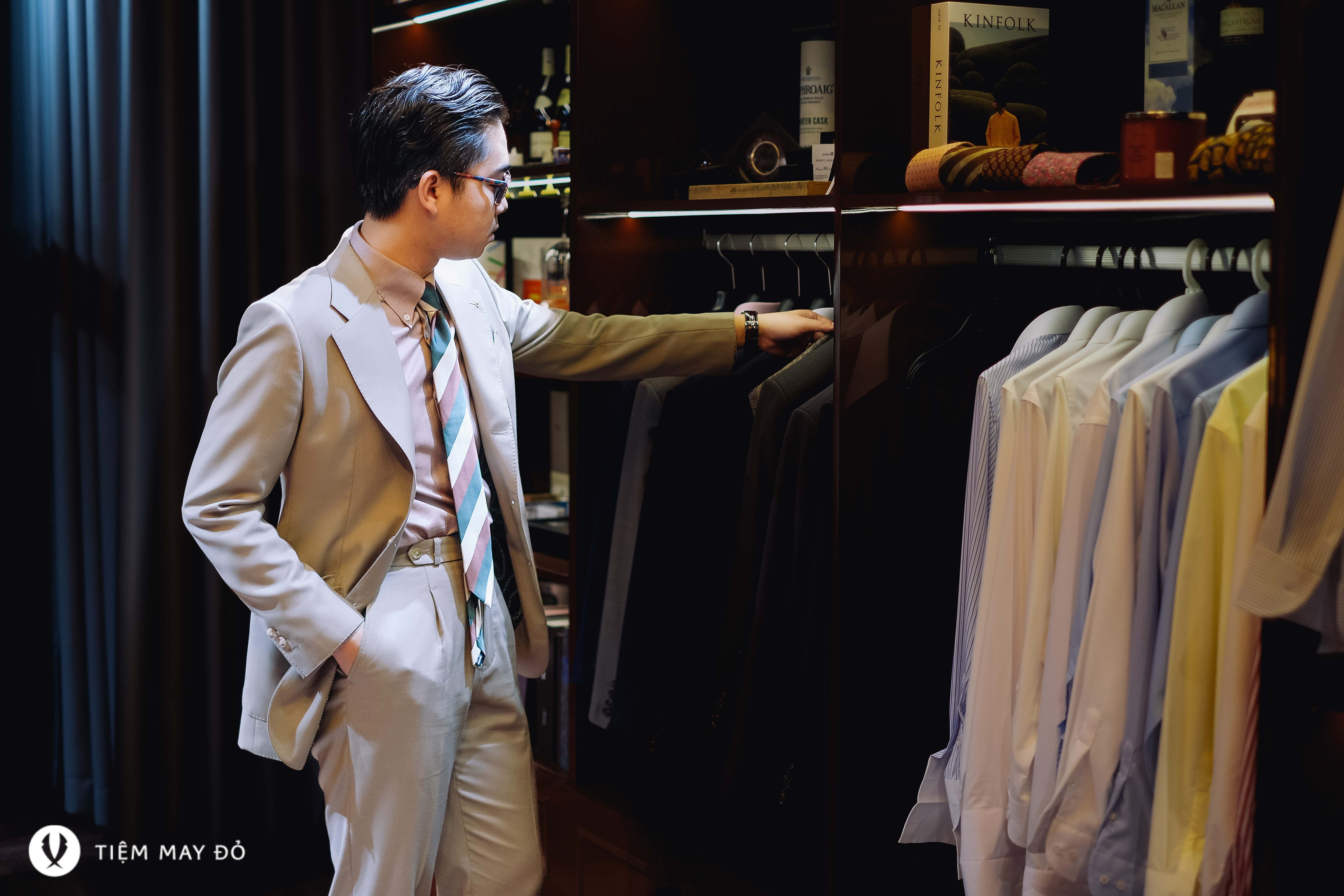 Trải nghiệm lựa chọn âu phục bên giá treo