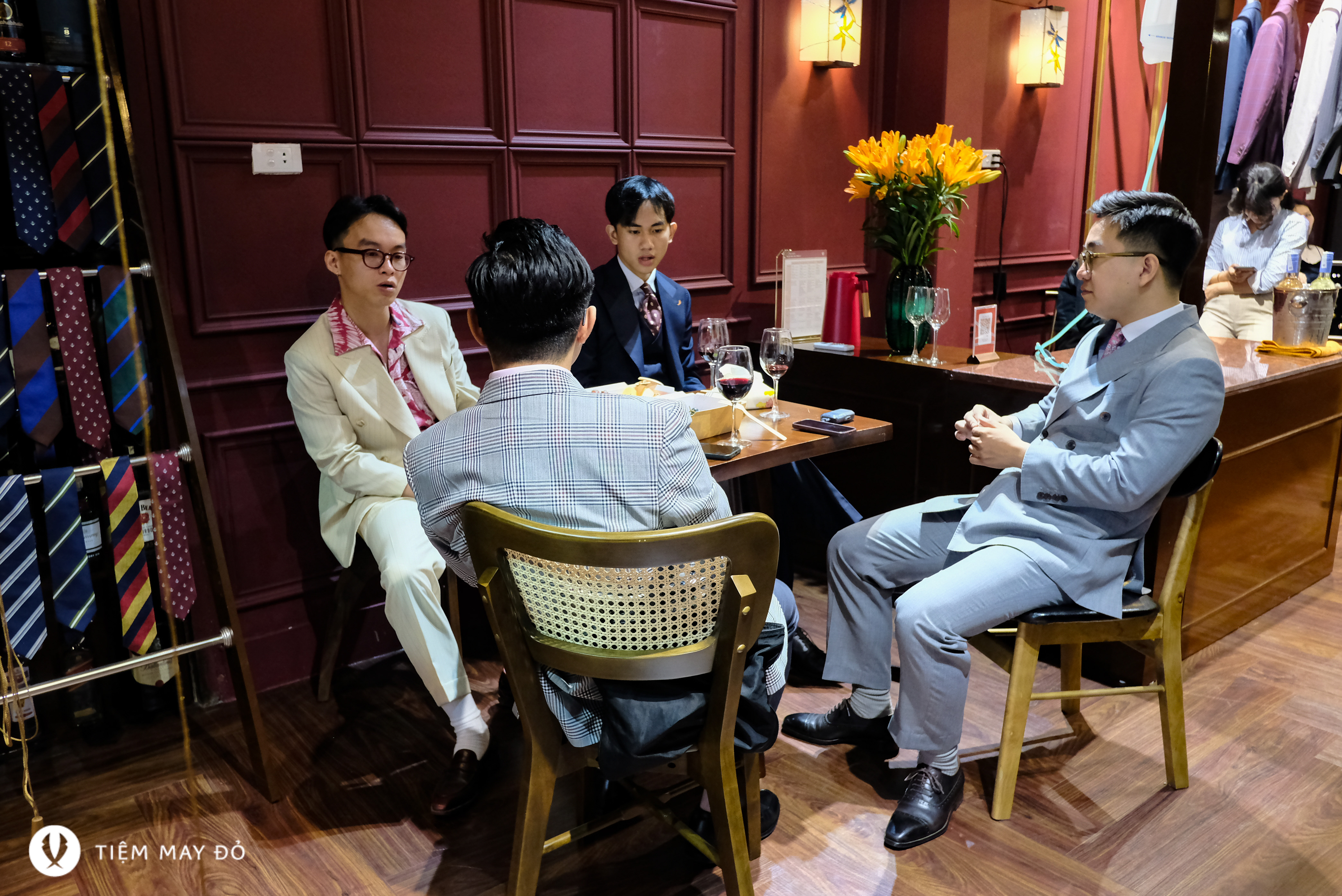 Không gian tư vấn may đo riêng tư bên bàn trà